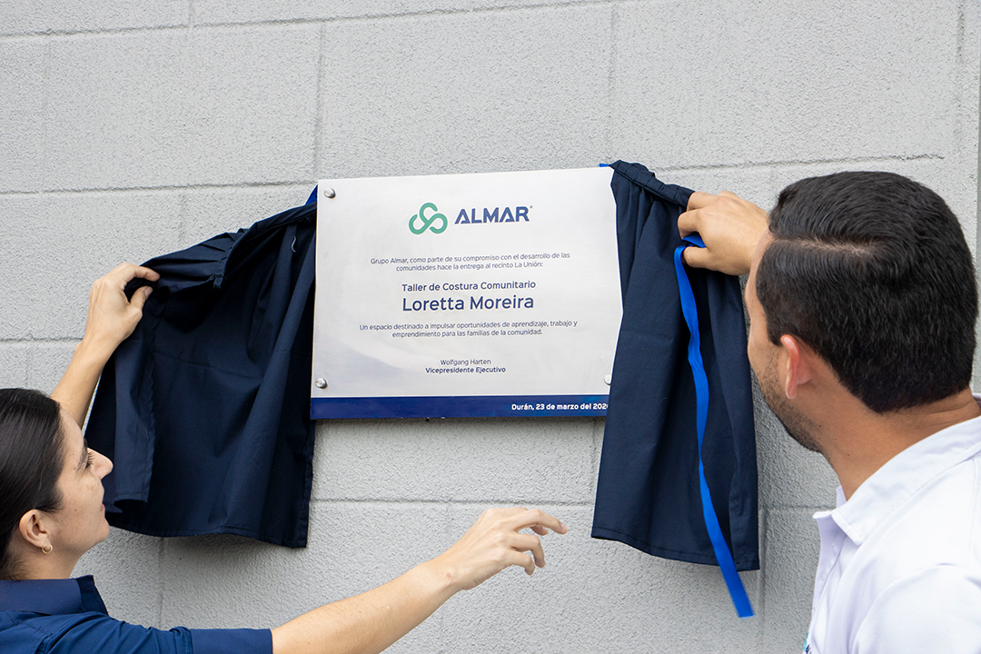 Develamiento de placa con el nombre del taller de costura, Loretta Moreira