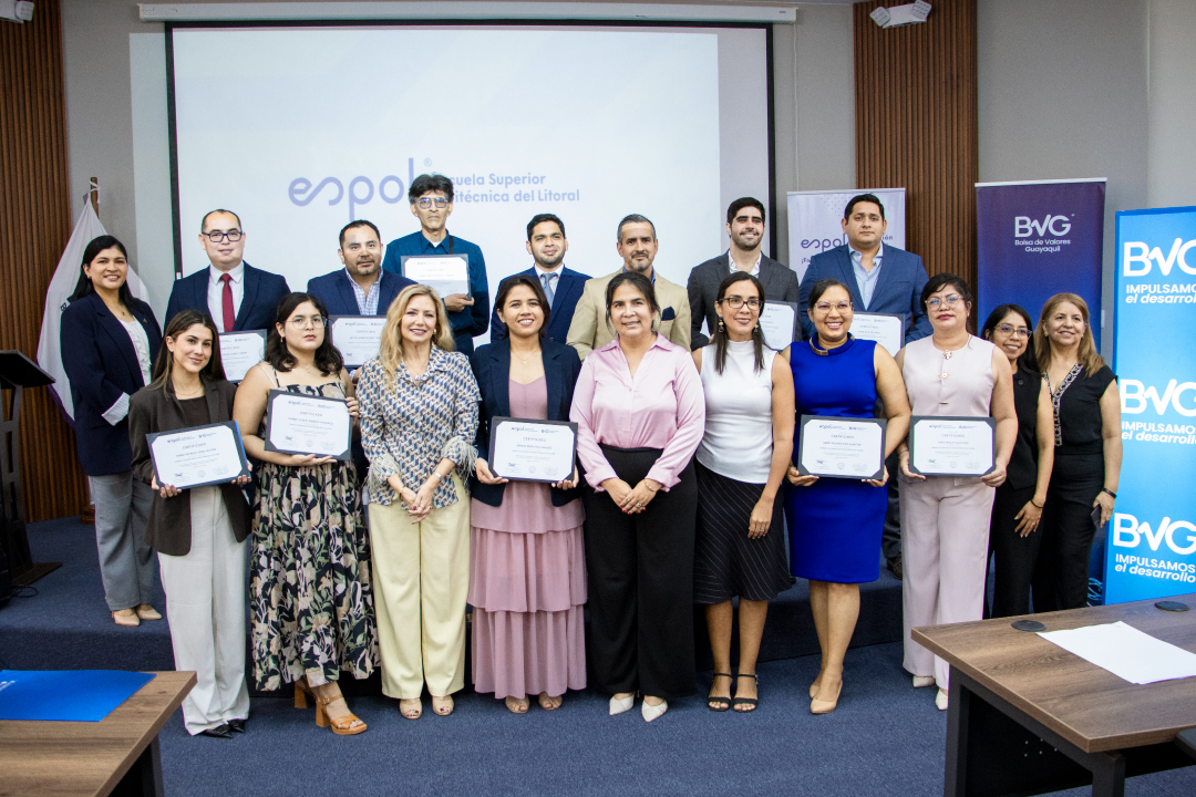 Participantes que recibieron los diplomas de aprobación