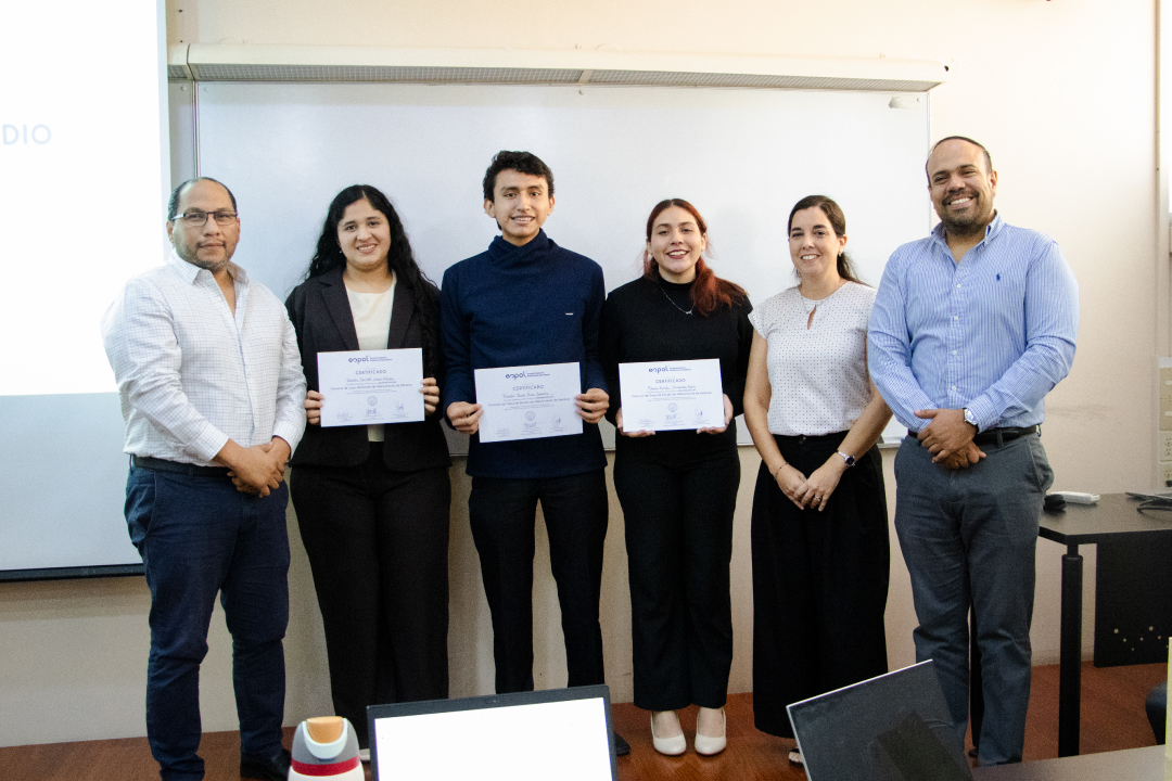 Estudiantes ganadores de la segunda edición del Concurso de Administración de Empresas