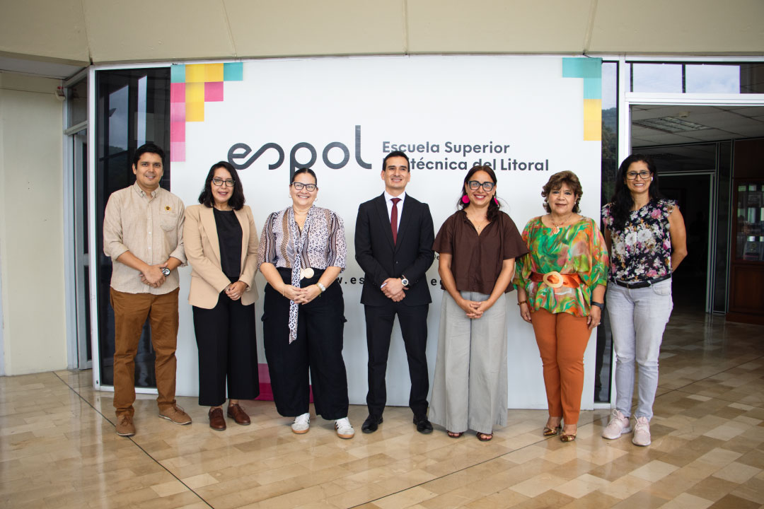 Representantes de la Espol y AME en firma de convenio