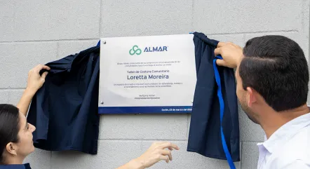 Develamiento de placa con el nombre del taller de costura, Loretta Moreira