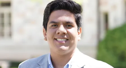 Marcelo Ortíz, graduado de la carrera de Economía trabaja en Amazon