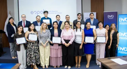 Participantes que recibieron los diplomas de aprobación