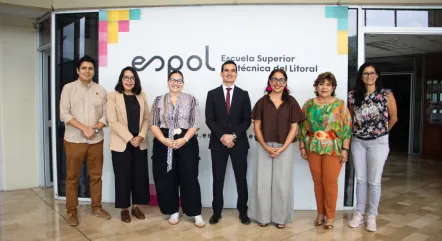 Representantes de la Espol y AME en firma de convenio